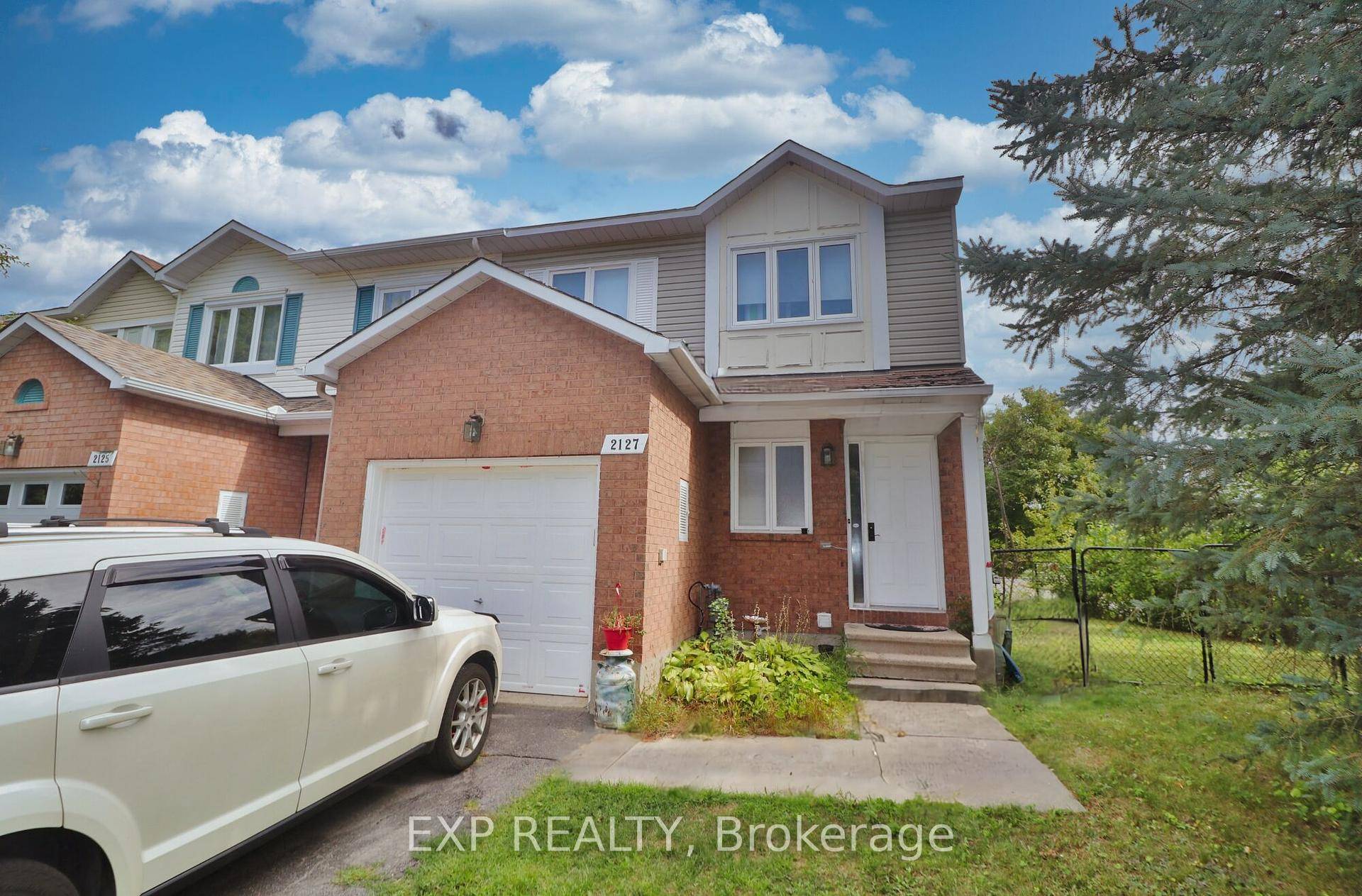 Cozy 3 bed END unit townhouse in a growing neighbourhood.
