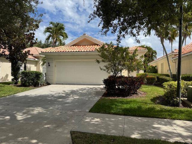 Welcome to this beautifully updated Glenwood model in the highly sought after Hammock Reserve !
