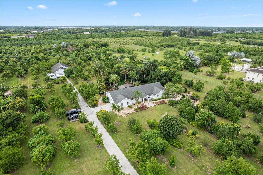 Tropical paradise in the heart of the Redlands.