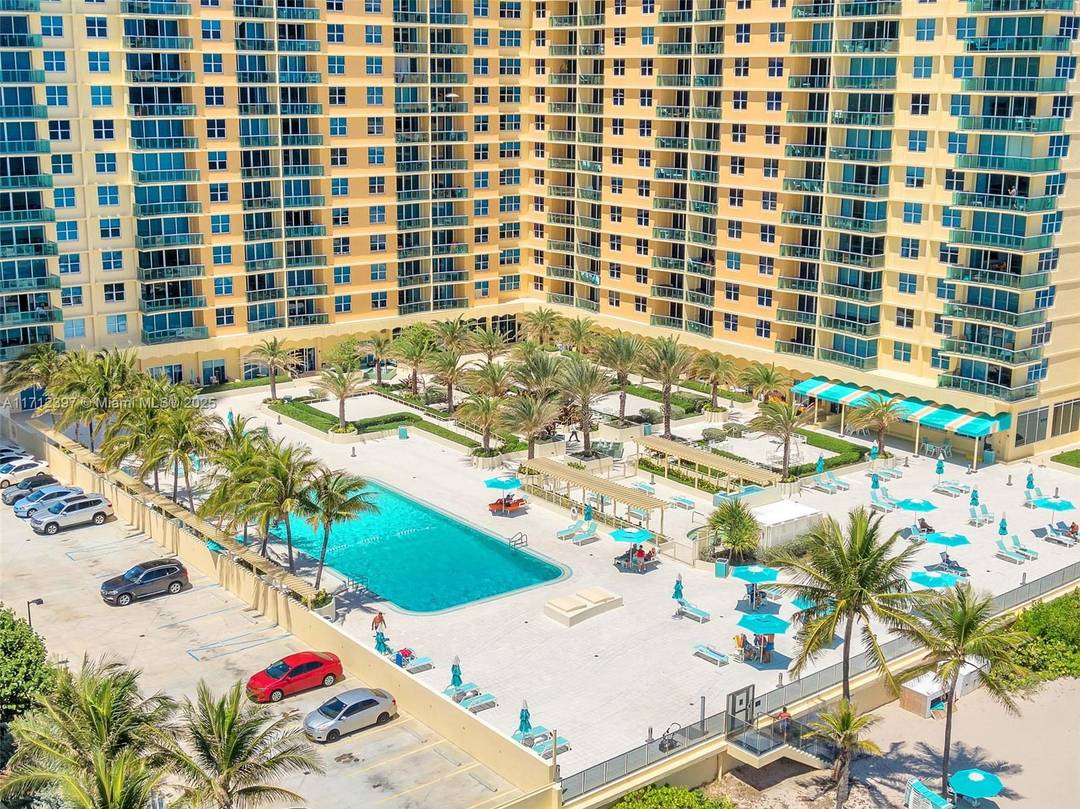 Beautiful beachfront studio in the highly desirable Wave Condo on Hollywood Beach.