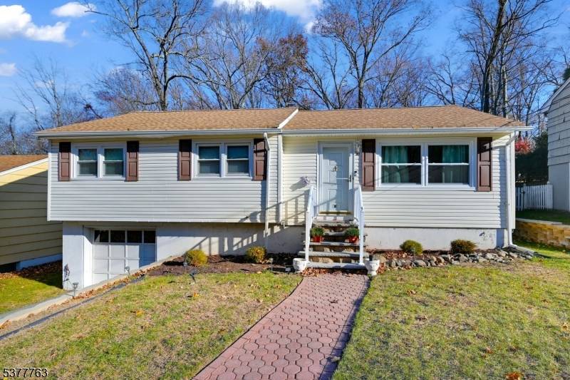 Sweet 3BR 1. 5BA ranch style home in Oakland's Manito section of town.