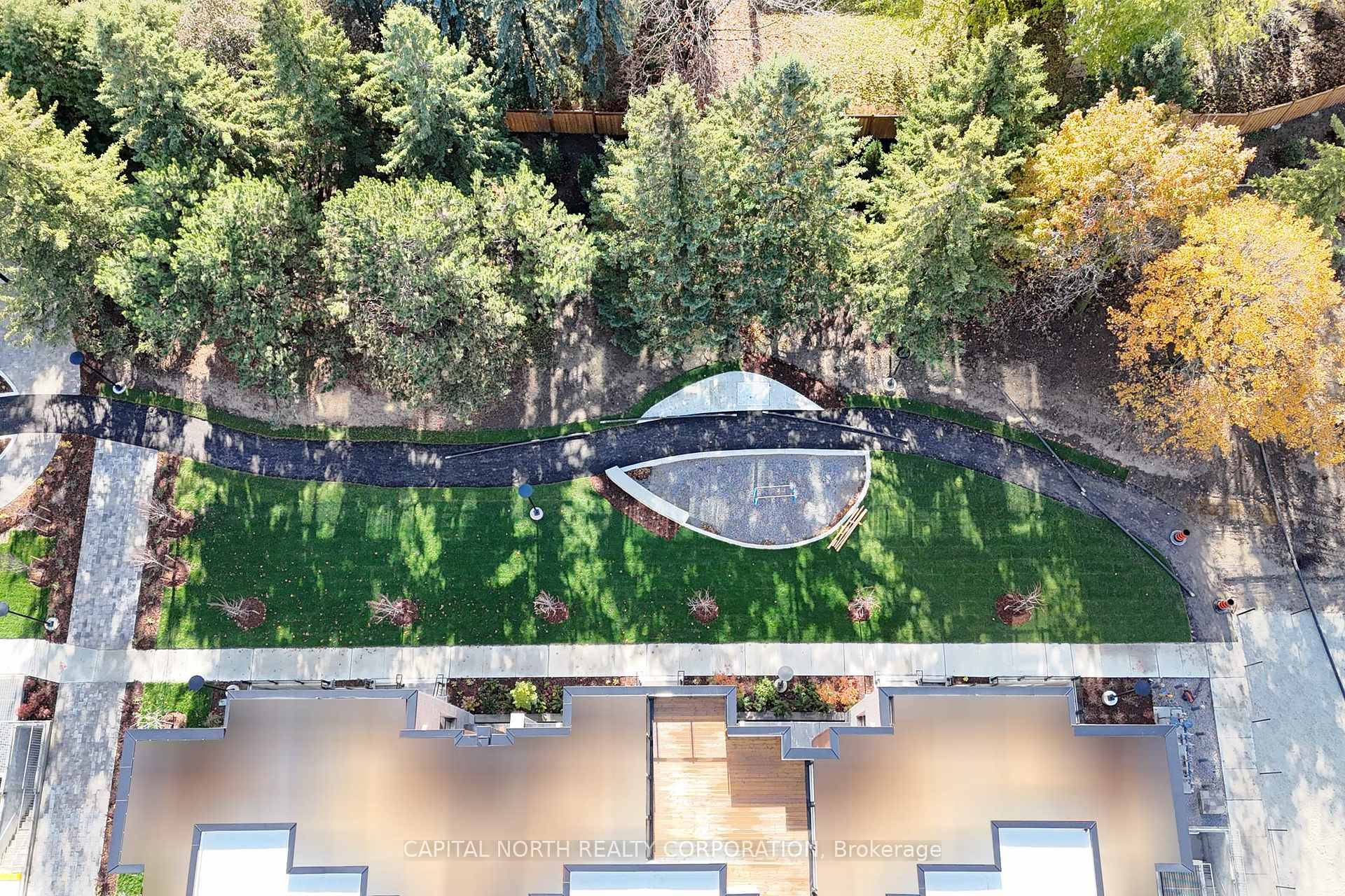 Bright 2 bedroom townhome with rooftop terrace and south exposure overlooking greenery.