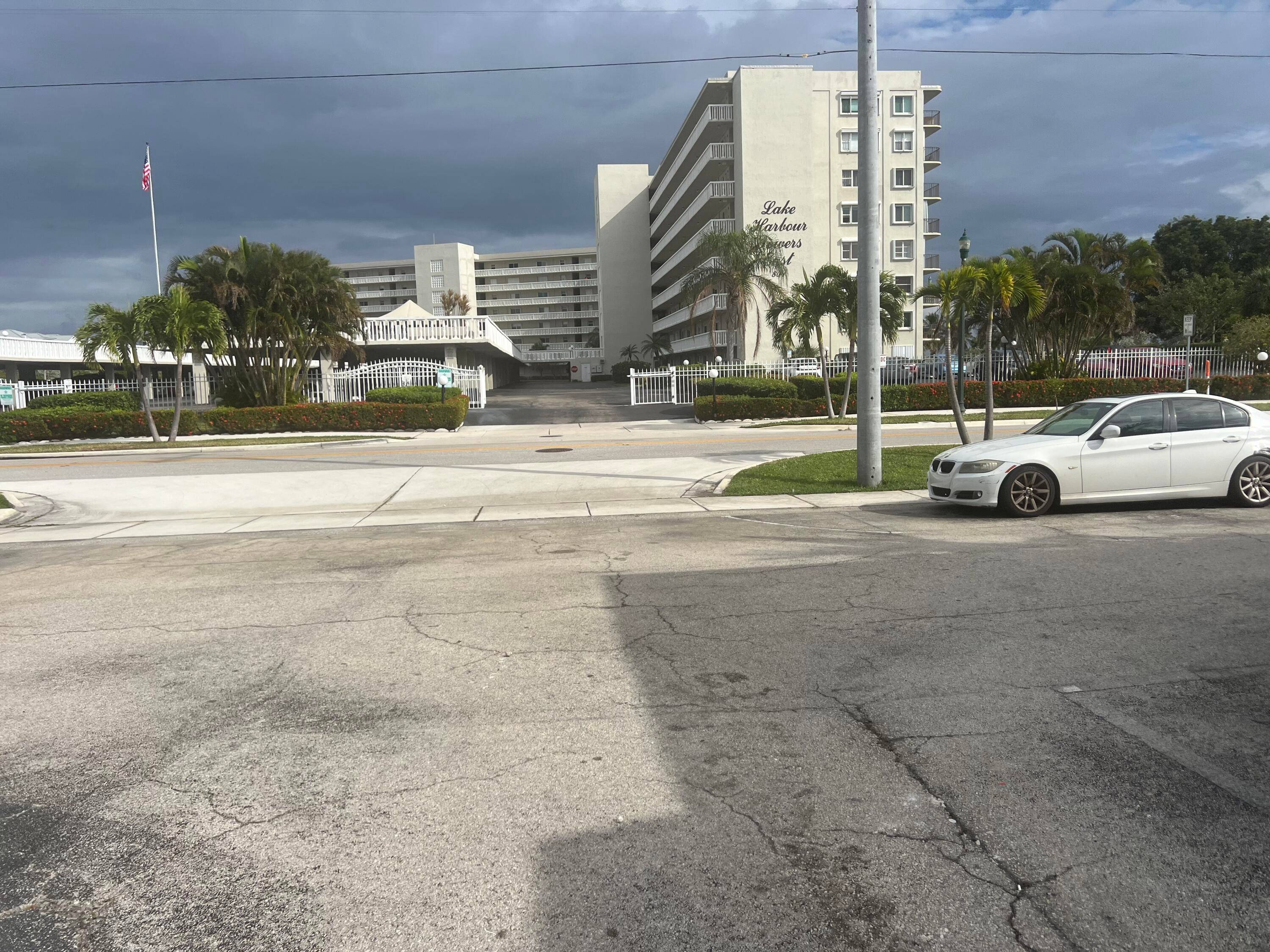 WALK TO THE PARK INTRACOASTAL, GREAT INVESTMENT OPPORTUNITY, NO AGEVRESTRICTION, CAN BE RENTED RIGHT A WAYUnbranded Virtual Tour https www.