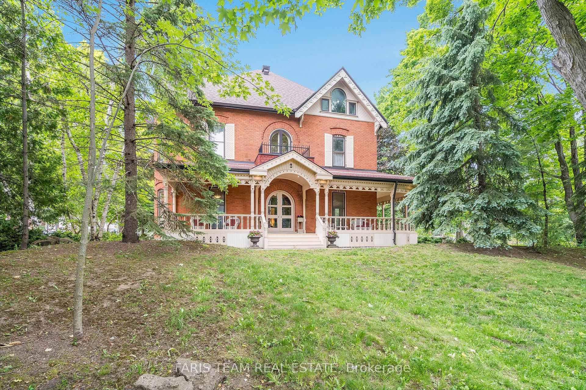 Top 5 Reasons You Will Love This Home 1 One of Orillia's original grand homes, this stately residence is set on an oversized, elevated lot in the prestigious heritage district, ...