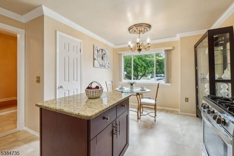 Renovated 3BR 2. 5BTH Townhouse at the Hearthwood in Florham Park !