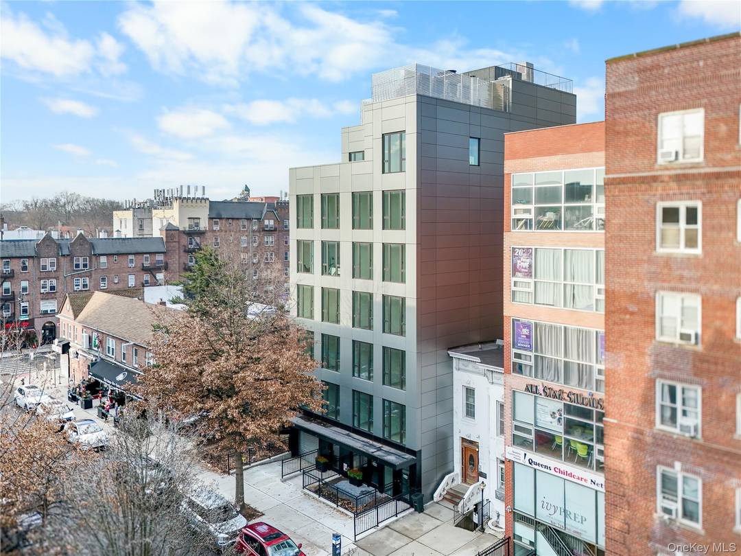 Vista 72 is a brand new boutique condominium located in the heart of Forest Hills.