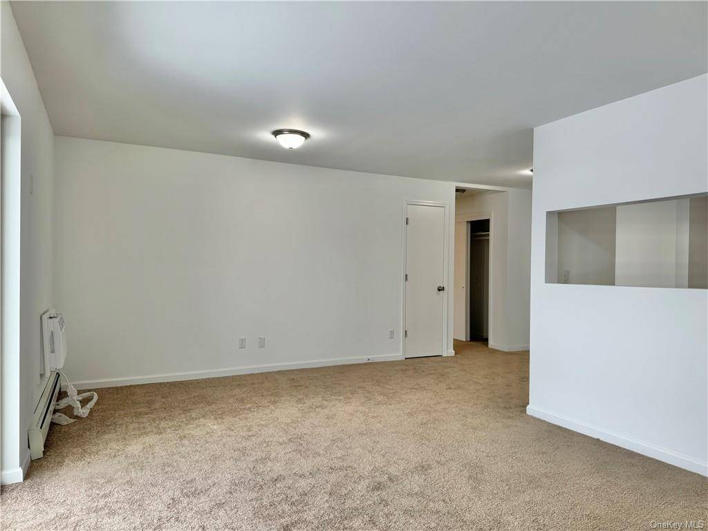 Entirely redone condo unit in Buttonwood Hills !