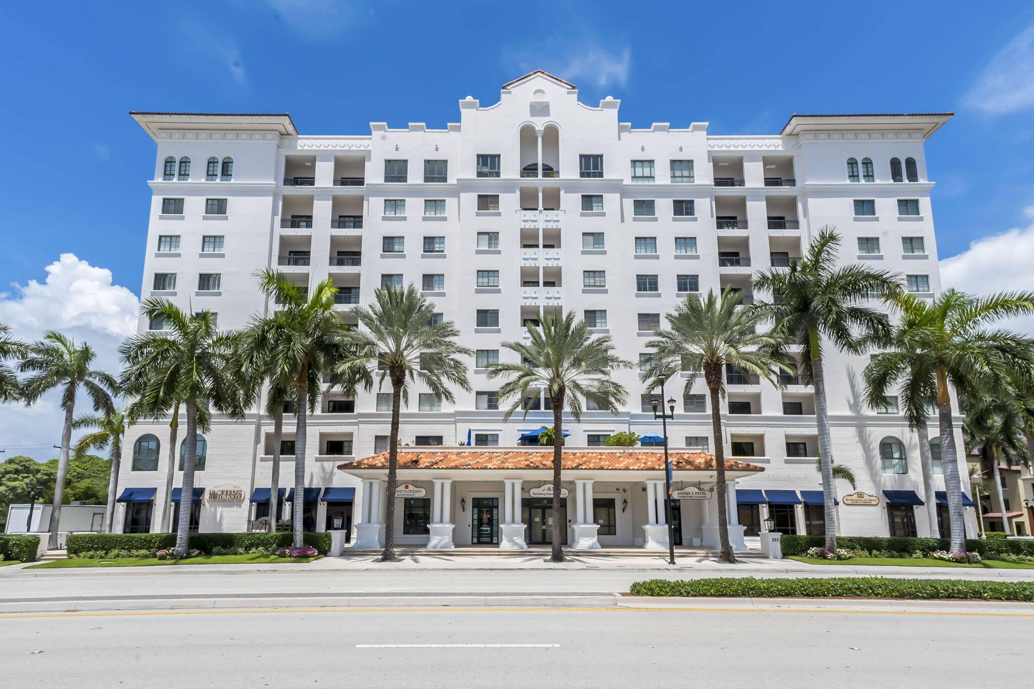 NICE AND COZY ONE BEDROOM ONE BATH APARTMENT TO CALL HOME, CLOSE TO THE ELEVATOR WITH A VIEW OF THE COURTYARD AND SWIMMING POOL ONE LEVEL ABOVE THE GYM, POOL ...