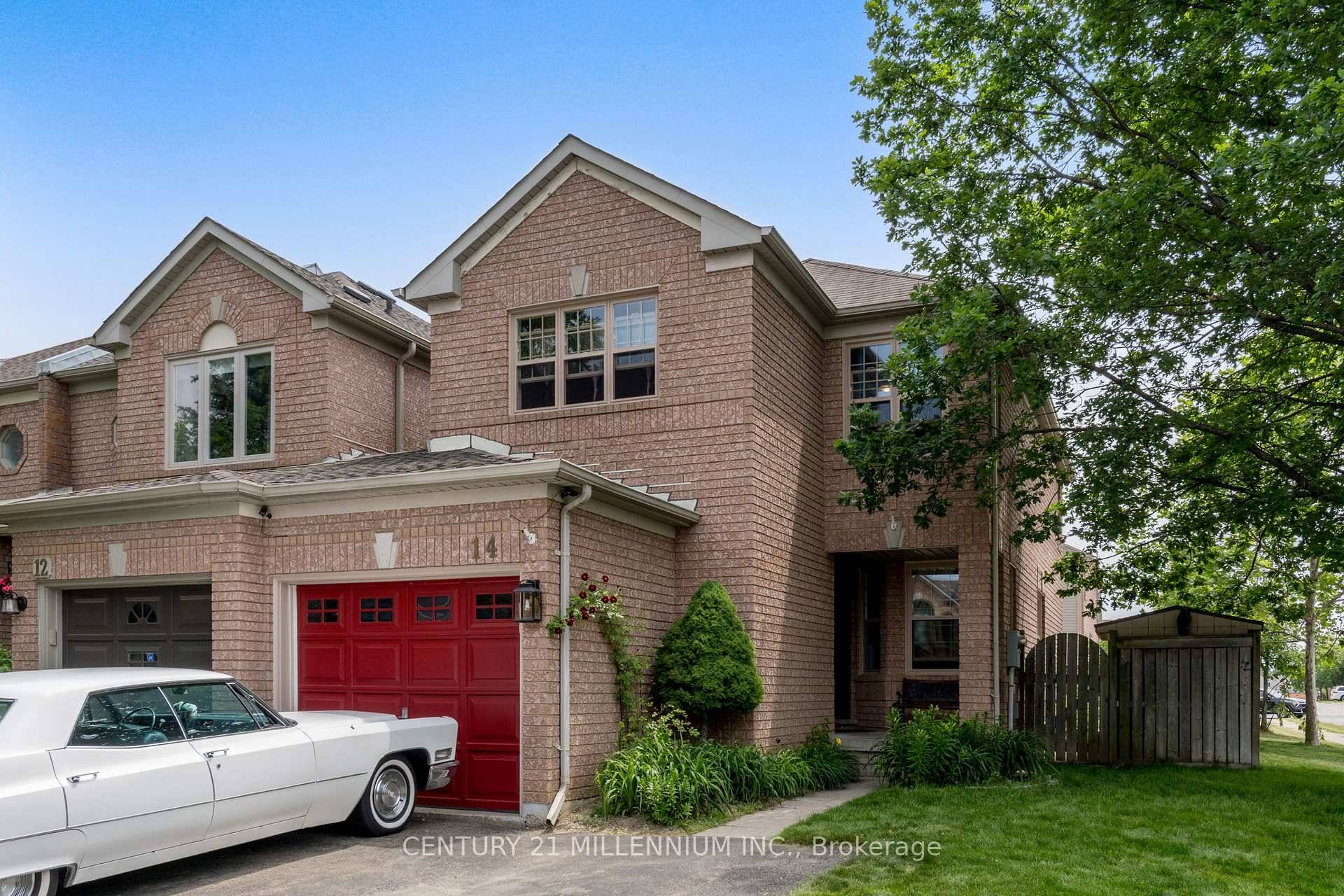 Gorgeous heart lake location, dead end court steps to Heatlake Conservation area, walking trails, and Esker Lake Elementary school.
