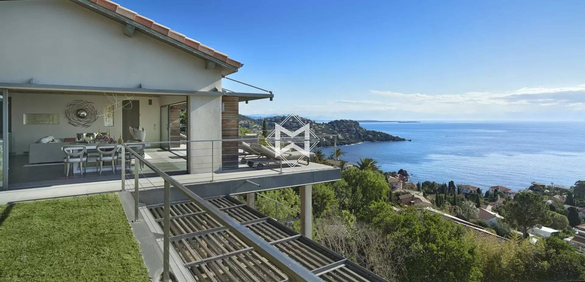 Exceptional property with panoramic sea view