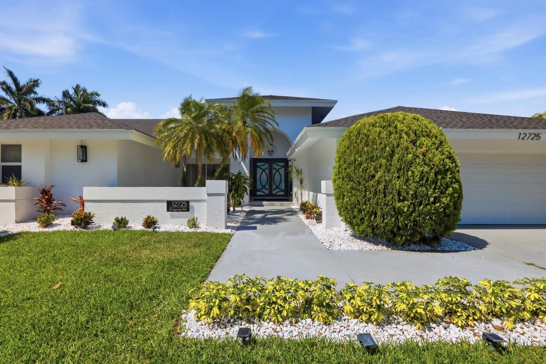 Amazing fully furnished SEASONAL lakefront home !