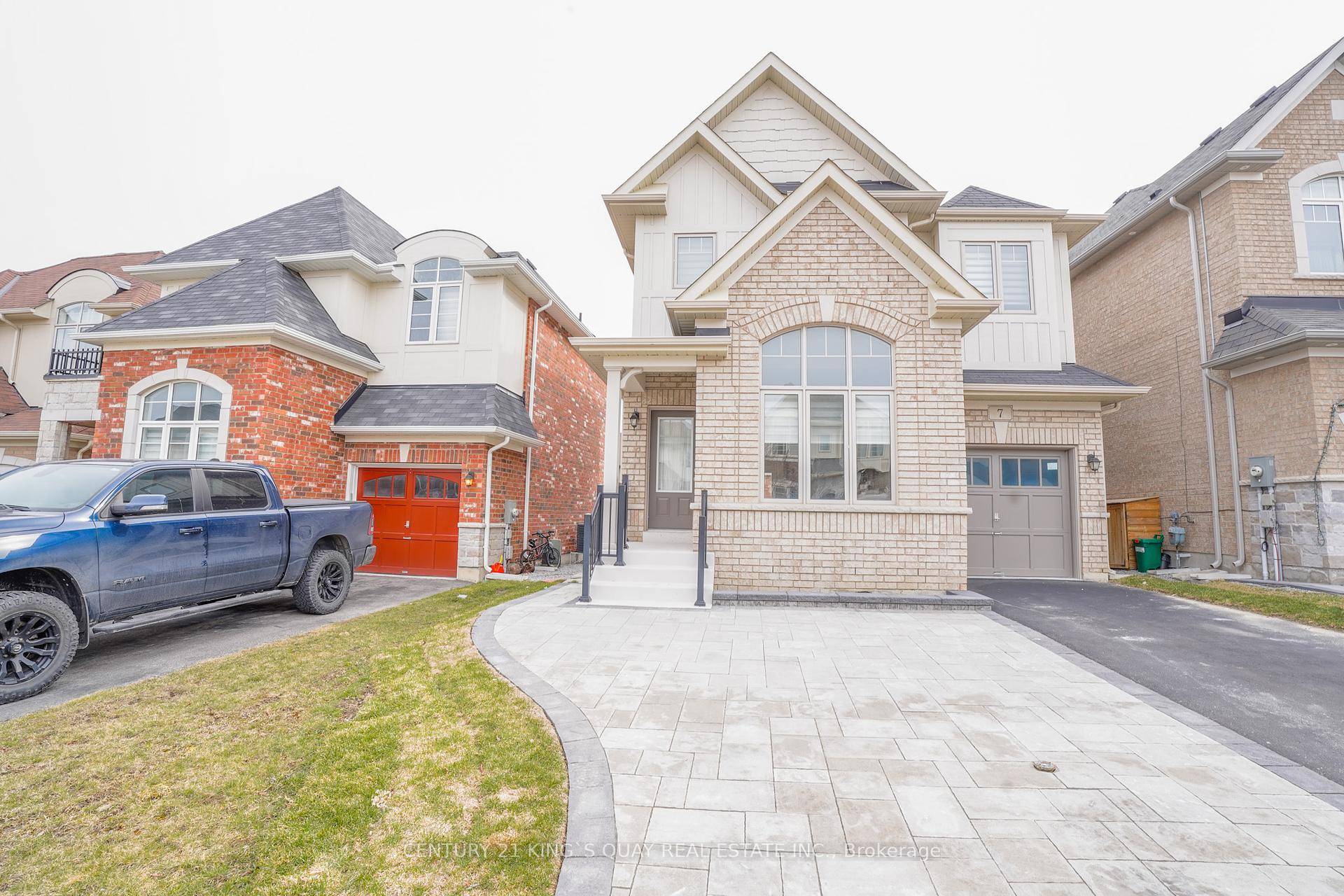 Located in Creekside at Sharon Village, this beautiful 2 storey detached home offers over 2, 250sq.