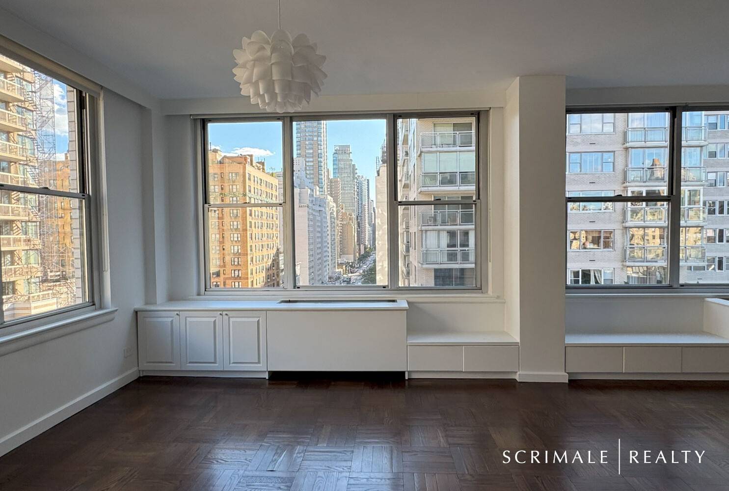 Spacious, bright and open city views !