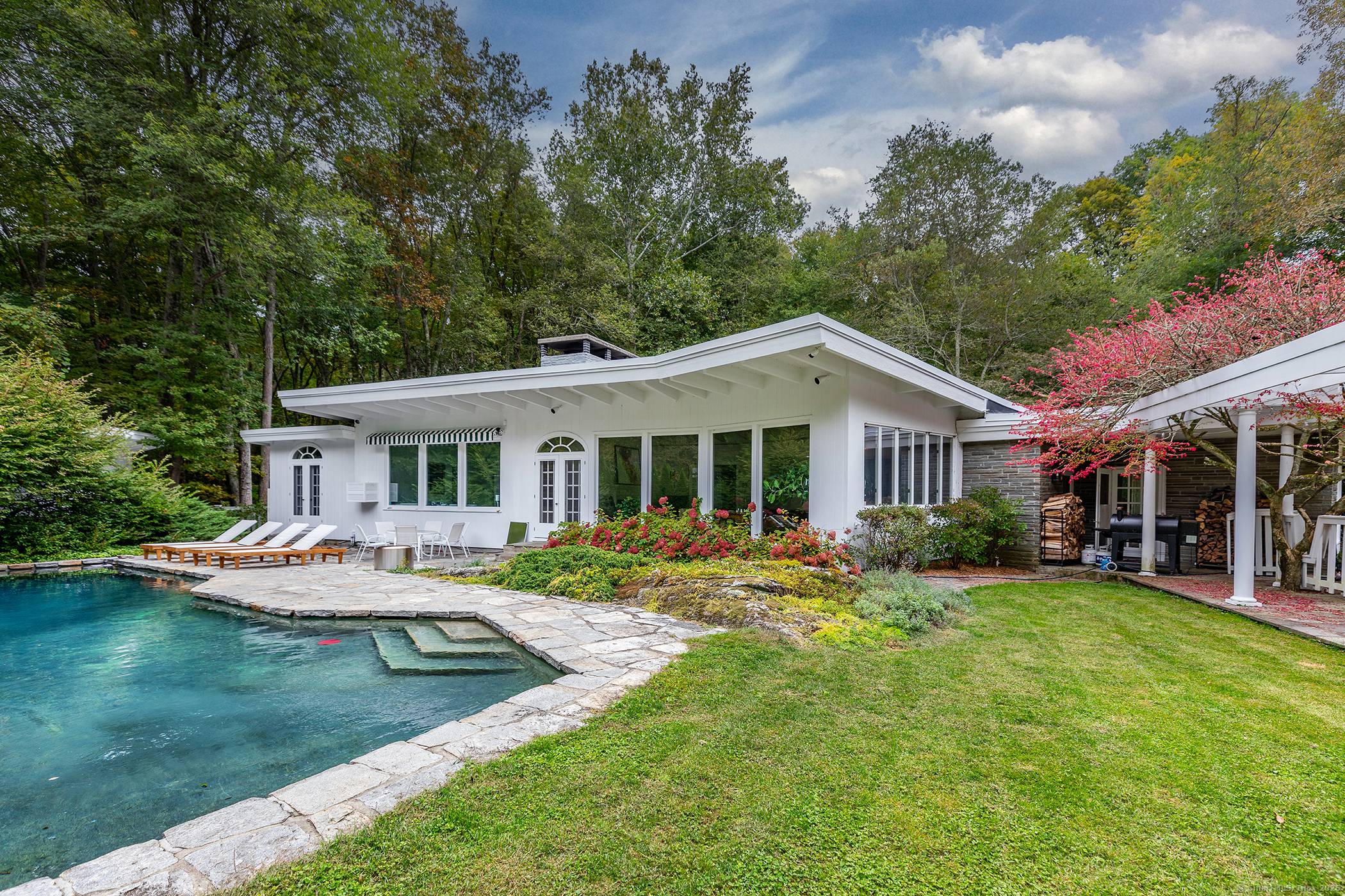 Mid Century single level in a convenient Roxbury location.