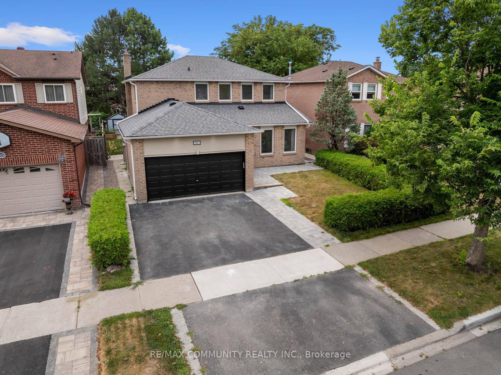 Discover this stunning fully renovated home in one of Pickerings most desirable neighborhoods !