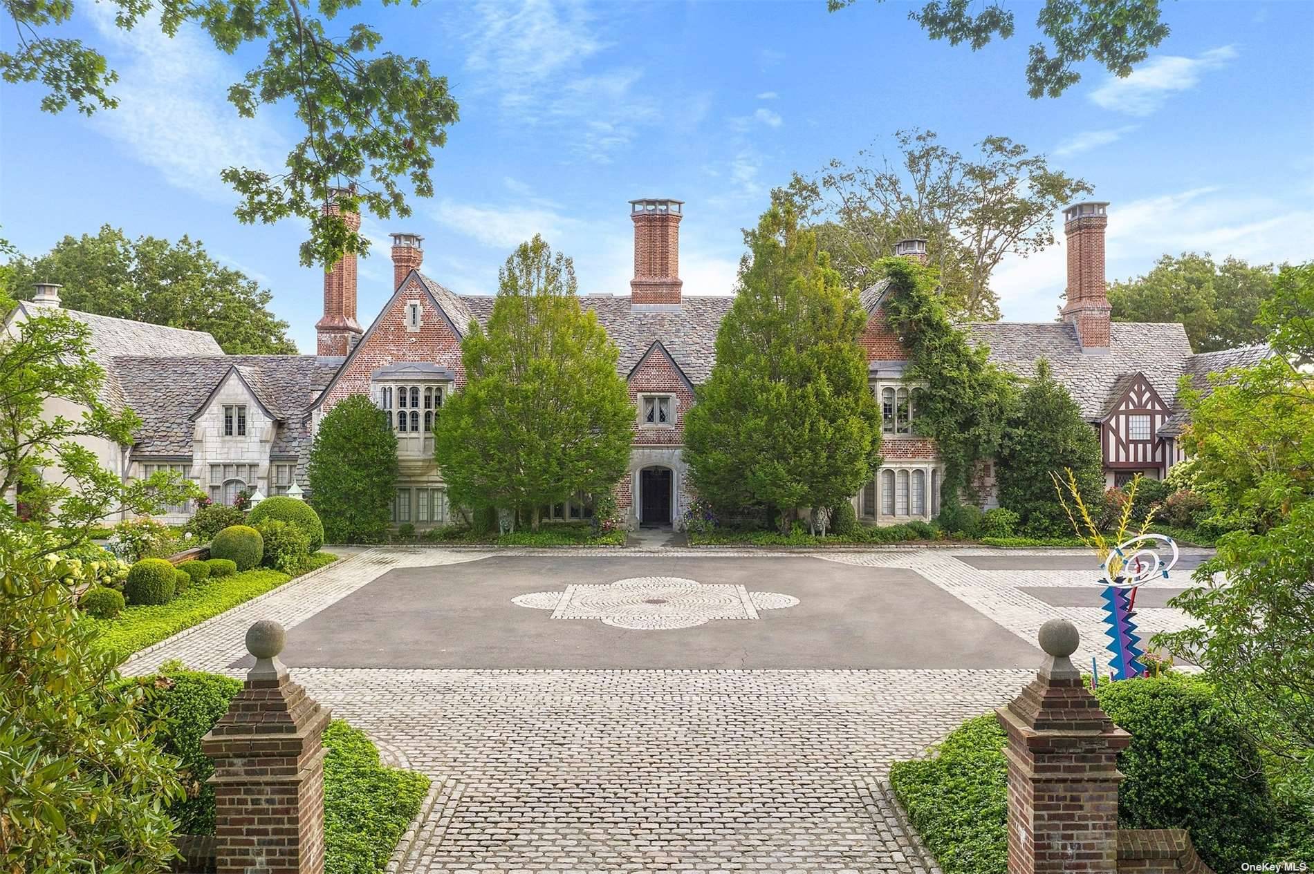 Wychwood is situated on the second highest elevation on Long Island, with sweeping views overlooking Oyster Bay Harbor, Cove Neck, Centre Island and Lloyd Harbor.