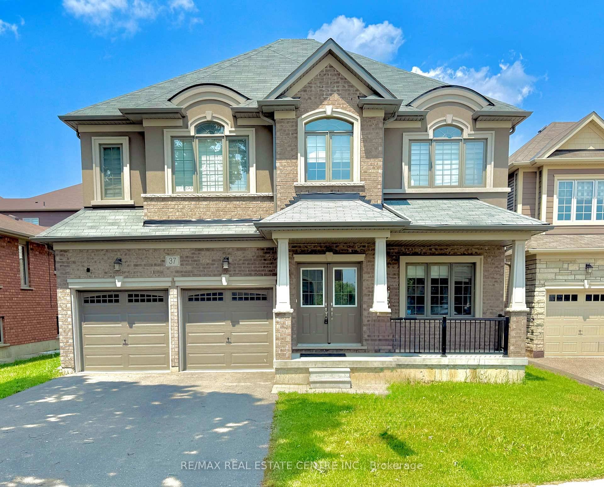 Stunning 4 Bedroom Detached House For Sale in Family Friendly Community !