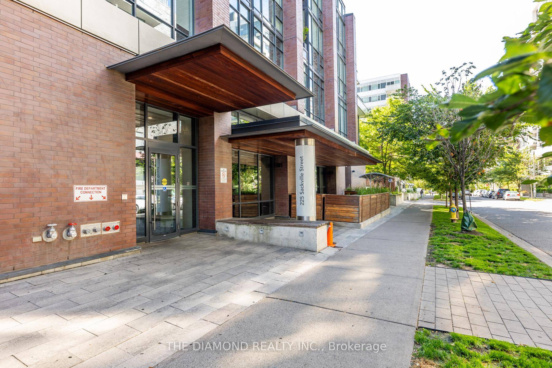 Welcome modern 1 Den condo offers a breathtaking unobstructed city skyline view from every window and the spacious open balcony !