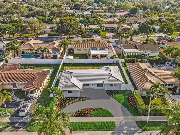 Impeccable residence at the exclusive area of Imperial Point.