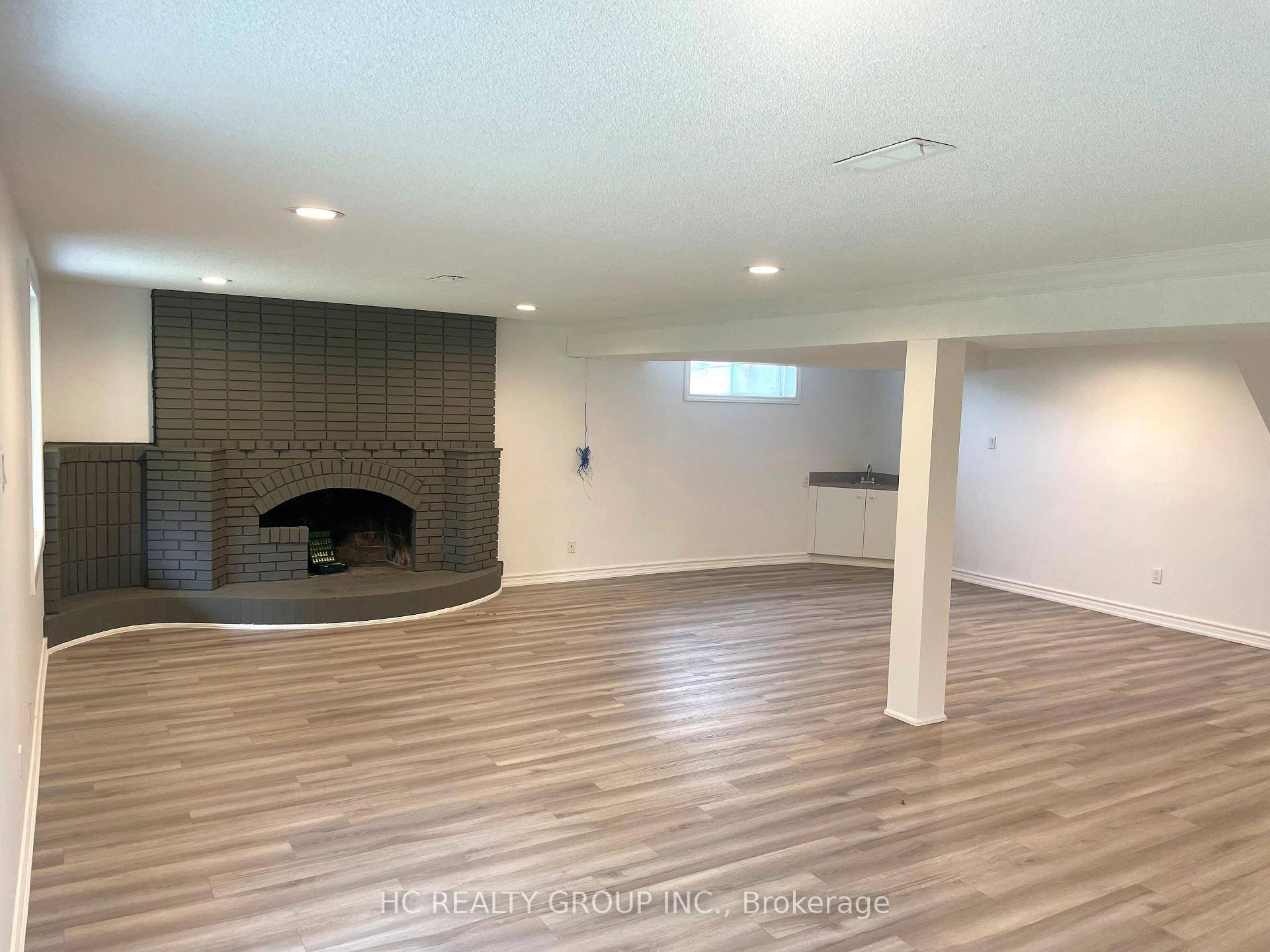 Prime Warden 401 Location 2 Bedroom Walkout Basement Backing onto Park !