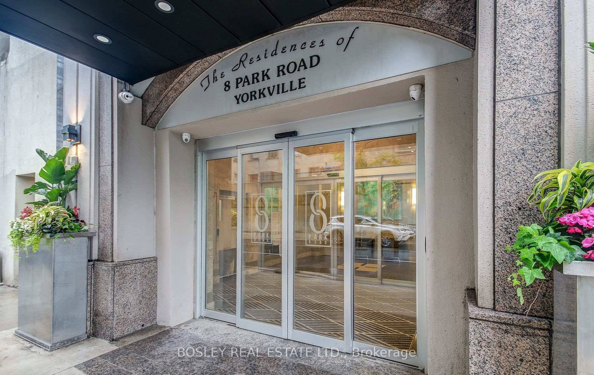 Beautifully laid out 2 bedroom, 2 bath corner suite with 970 sq ft of functional living space.