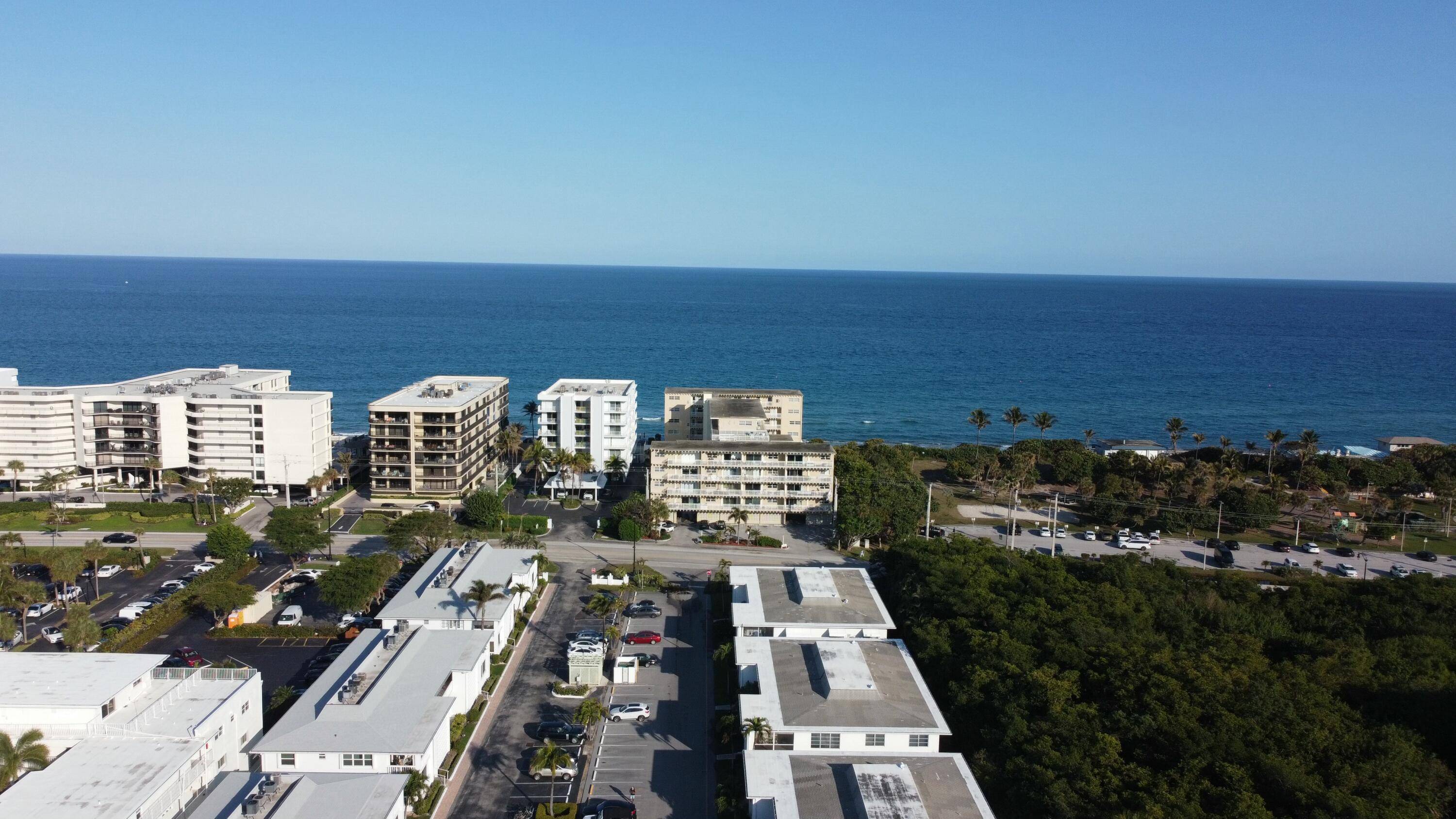 Charming Palm Beach Villas Condo Steps from the Ocean !