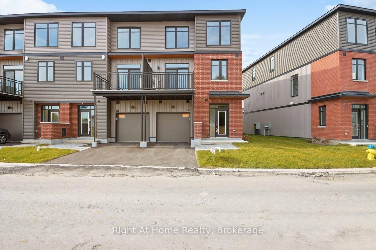 Welcome home to 533 Lourmarin Private !
