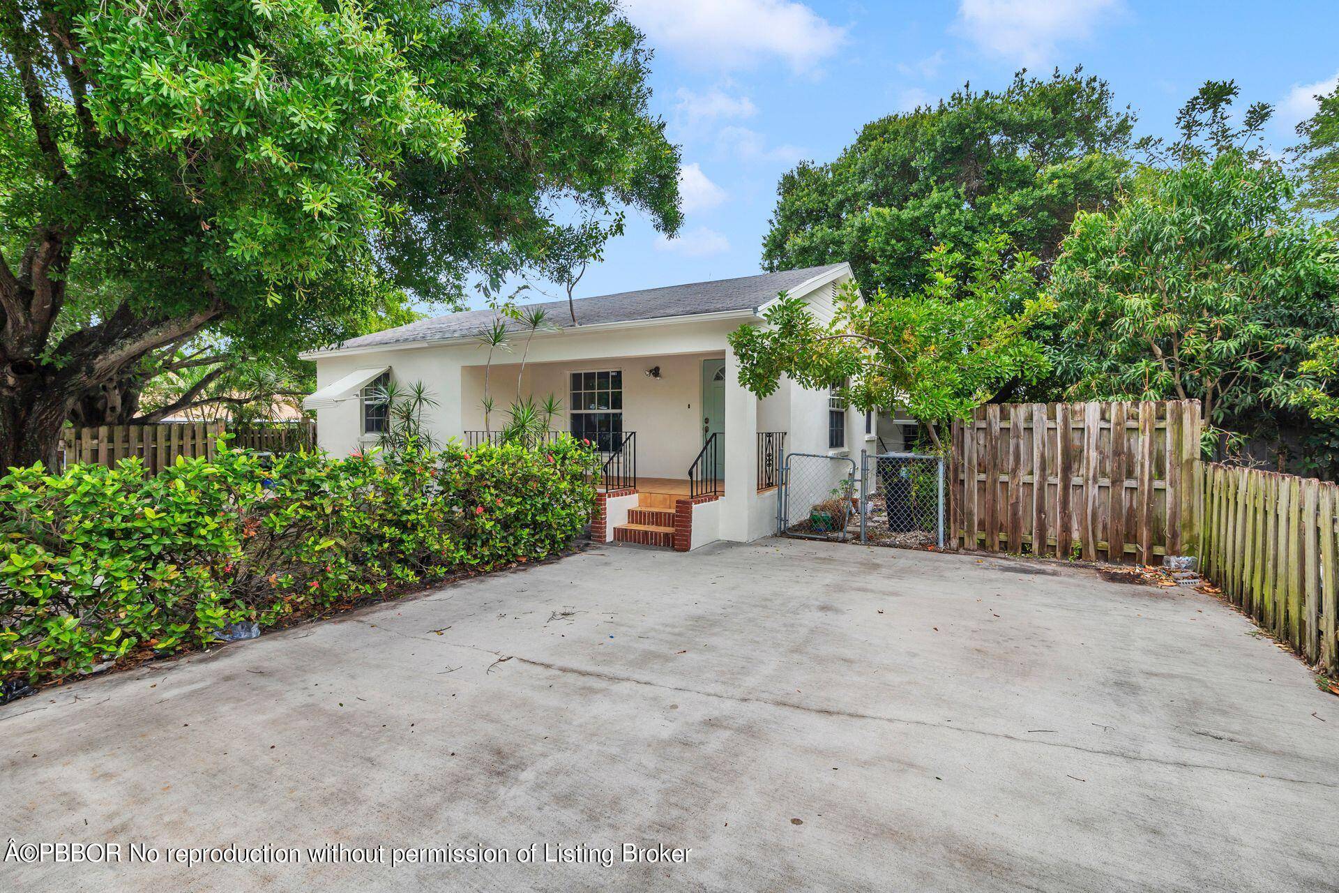 VERY CUTE AND PRIVATE HOME WITH PRIVATE COURTYARD IN THE BACK OF THIS TRIPLEX.