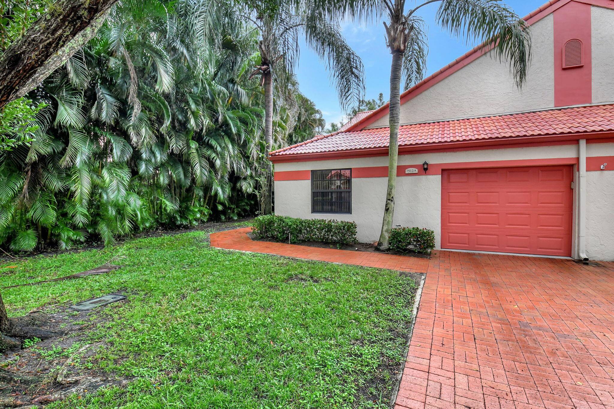 BEAUTIFUL, FURNISHED CARNATION MODEL WITH GARDEN VIEW 2 BEDROOMS, DEN,, 2 BATH VILLA IN THE WONDERFUL LEXINGTON CLUB OF DELRAY BEACH.