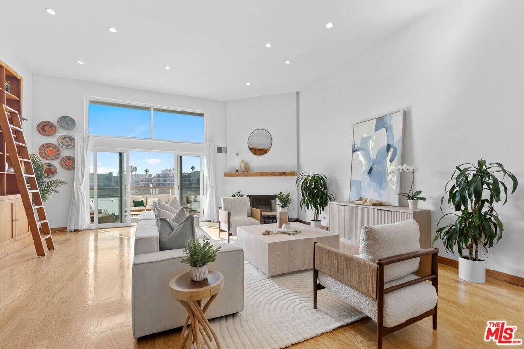 3950   Via Dolce 2BR Marina Del Rey La