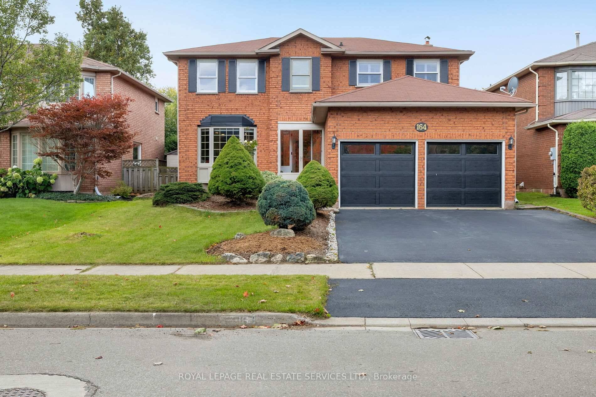 Great value ! An exceptional lakeside lifestyle awaits in Southwest Oakville's Samuel Curtis Estates.