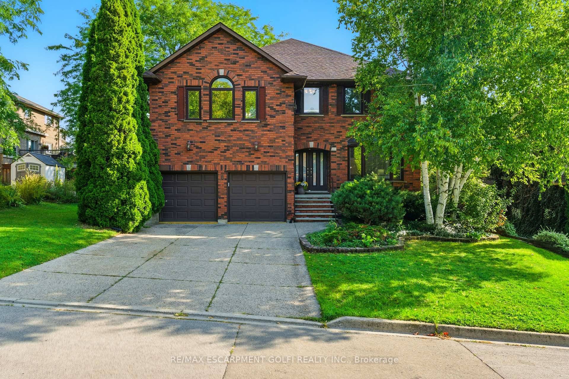 Custom Built 5 Bedroom Home in Prestigious Cootes Paradise !