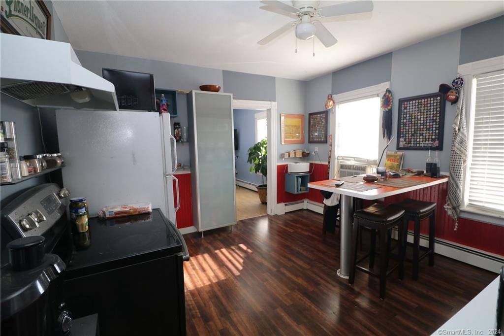 Great investment property opportunity mix use, 2 medical offices and 2 residential units.