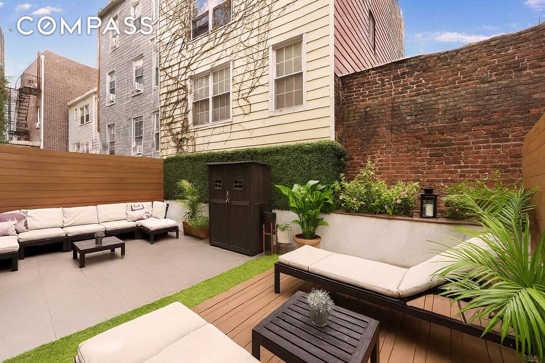 North Williamsburg Gem ! Just one block from Whole Foods, Equinox, and the Apple Store, this modern, thoughtfully renovated residence offers approximately 1, 000 square feet of sun drenched, contemporary ...