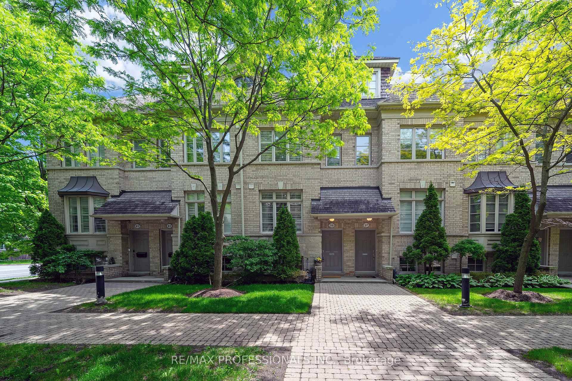 Welcome to this Dunpar Built Executive Townhome in highly sought after Norseman !