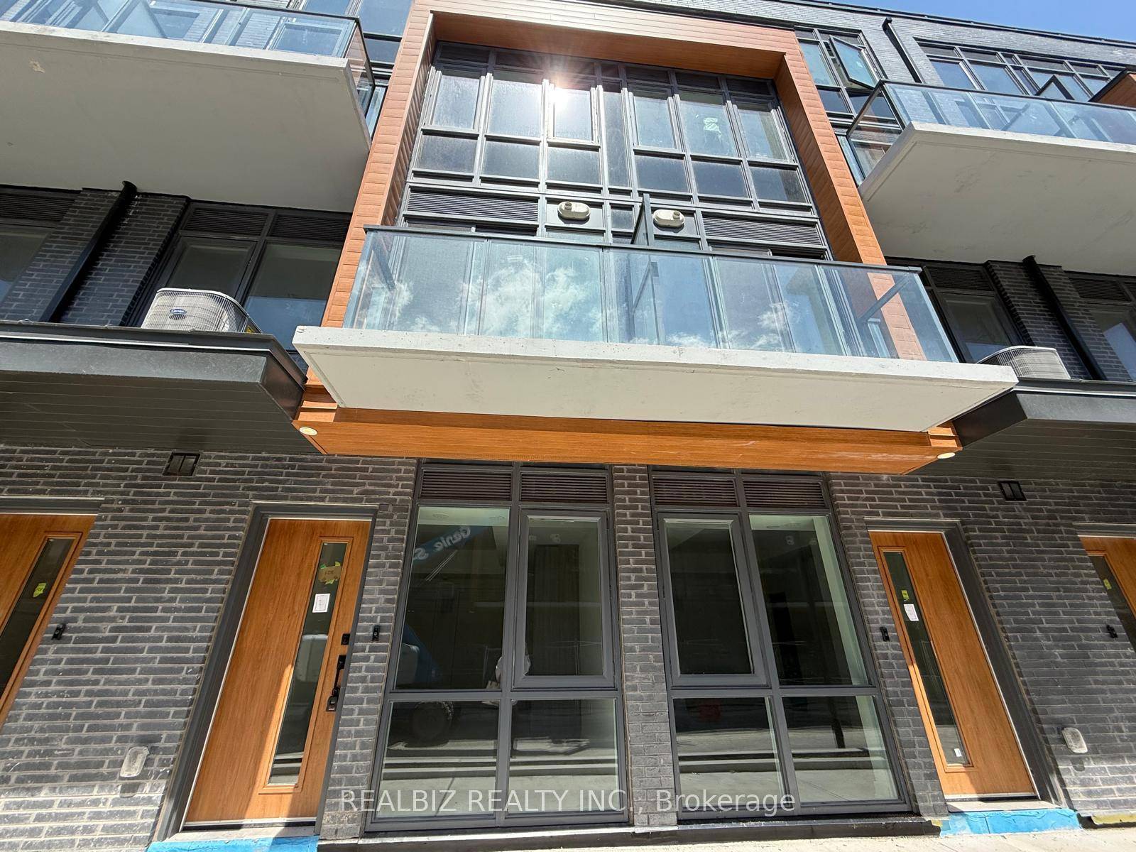 This beautiful 2 bedroom, 2 bathroom urban townhouse is available for lease in one of North Yorks most prestigious and well connected neighbourhoods.