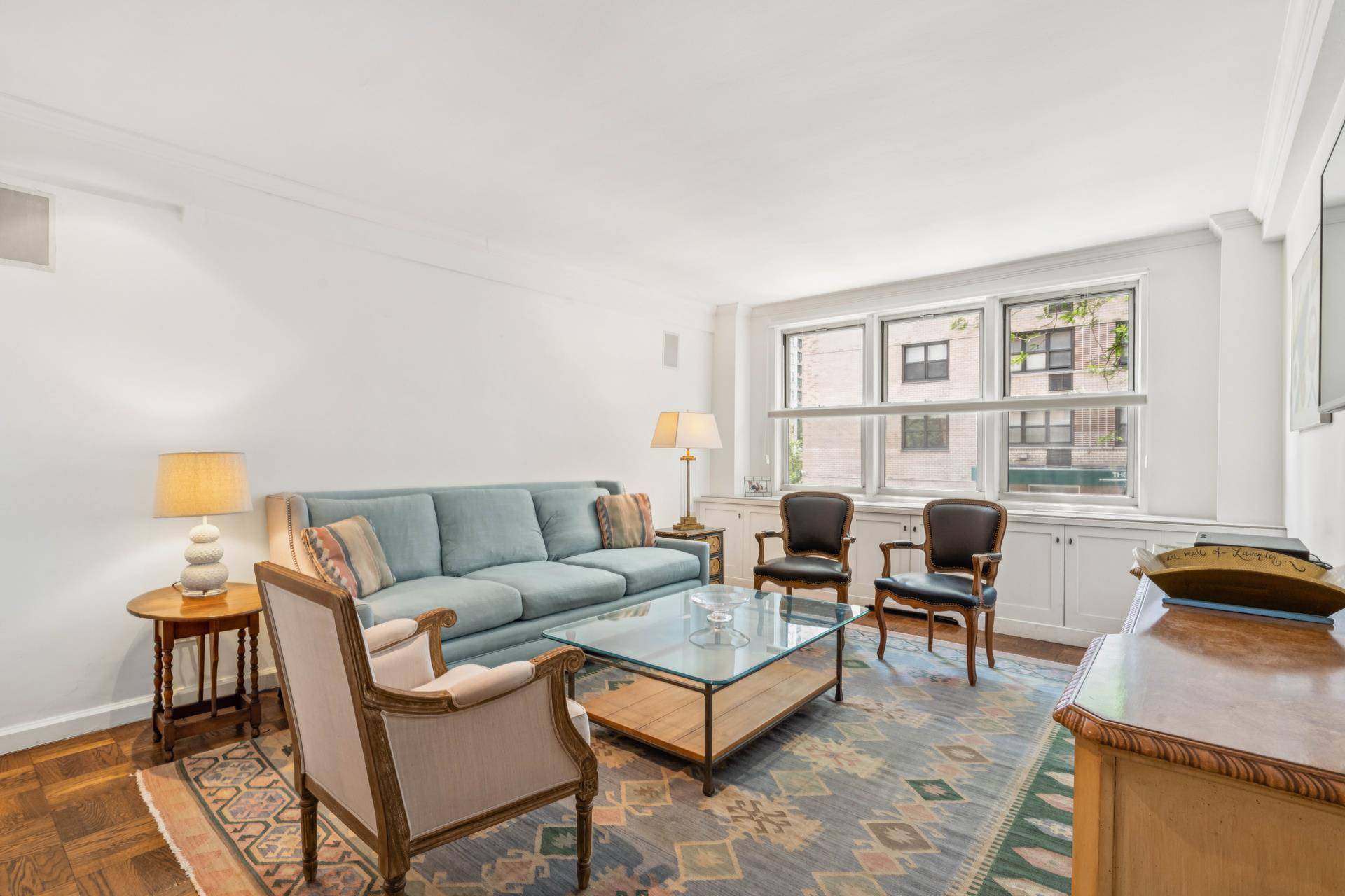 This sunny and spacious one bedroom home is ideal for a first time buyer or as a pied à terre.