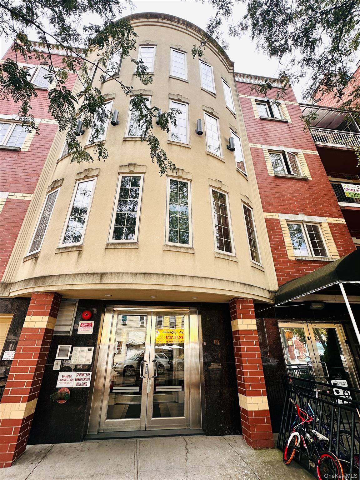 This charming 2 bedroom, 1 bathroom apartment in Corona, 878 square feet plus one the garage parking space and offers many modern amenities in a convenient location.