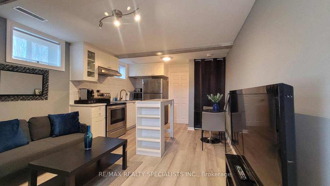 Private 1 Bed amp ; Den Legal 2nd Suite Apartment in Mississauga !