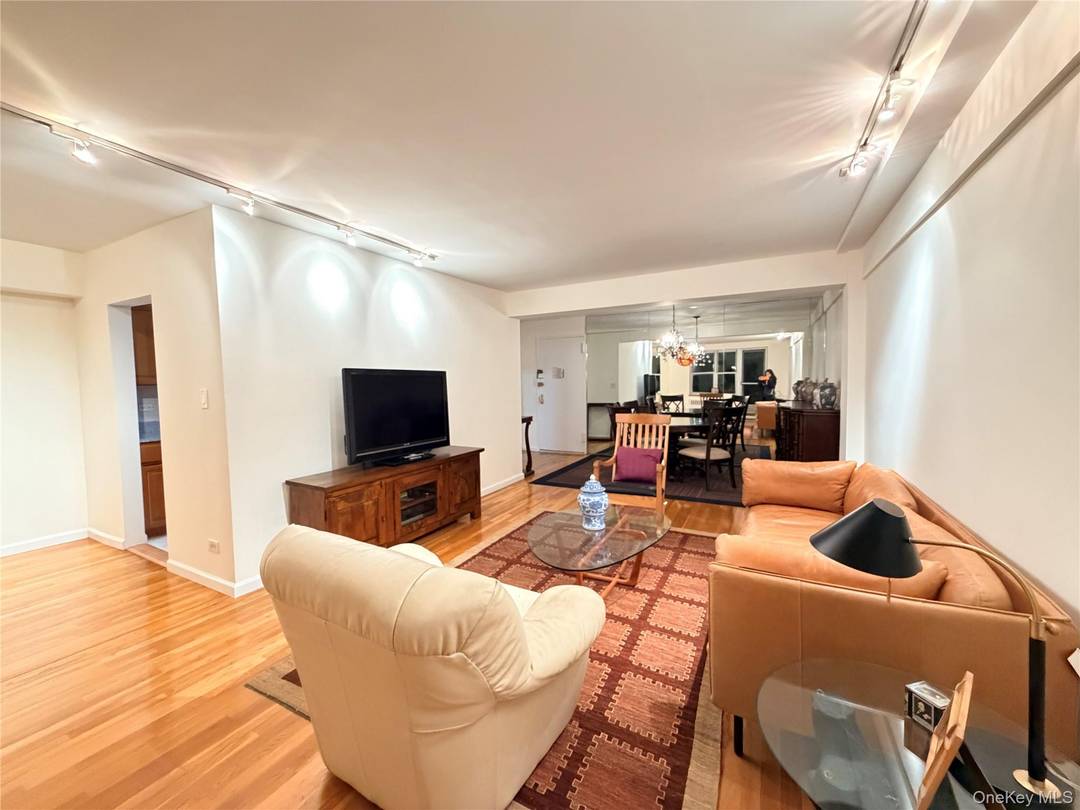 This bright and spacious Junior 4 unit offers a sun drenched living room, south facing perfect for both relaxing and entertaining.