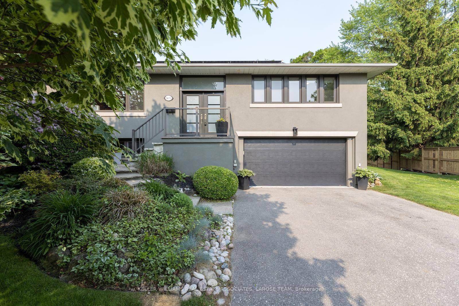 Welcome to 1433 Larchview Trail, a beautiful and rare Lakeview gem that backs onto the Toronto Golf Club !