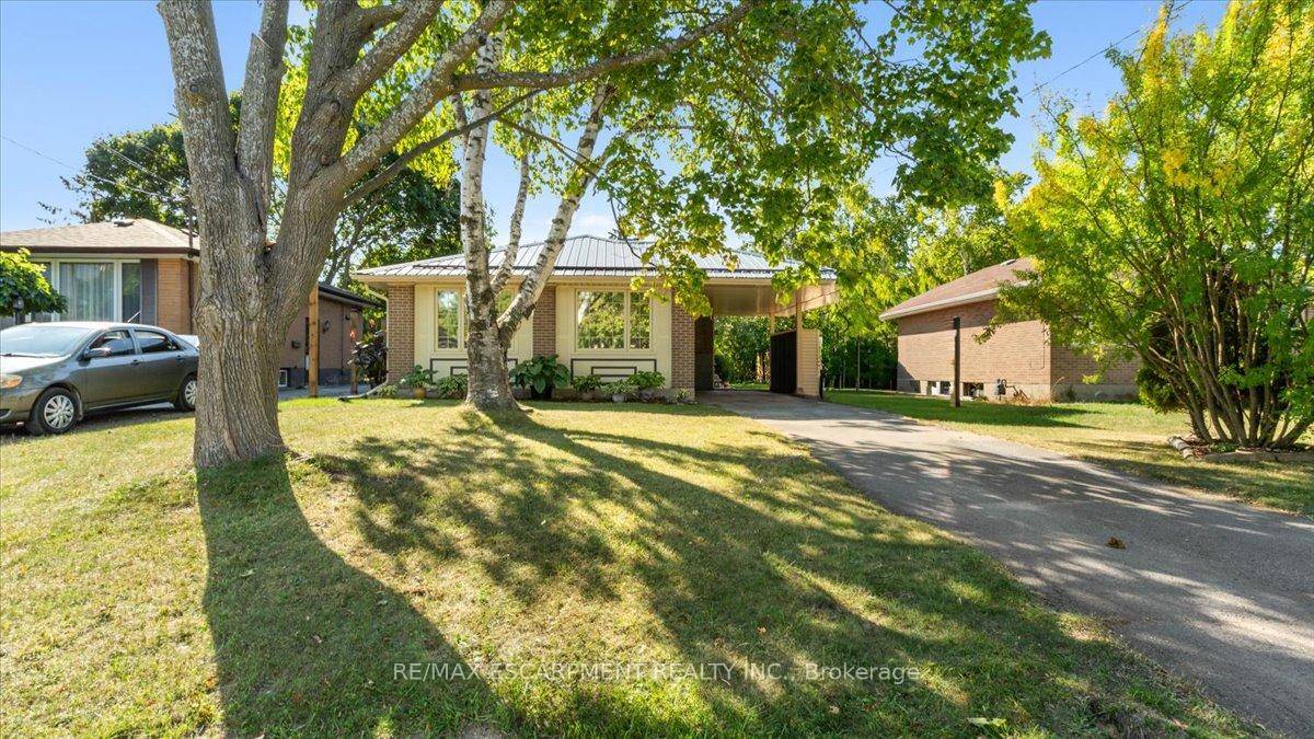 This super cute three level backsplit offers a warm and inviting layout with three bedrooms and two bathrooms, perfect for families or downsizers alike.