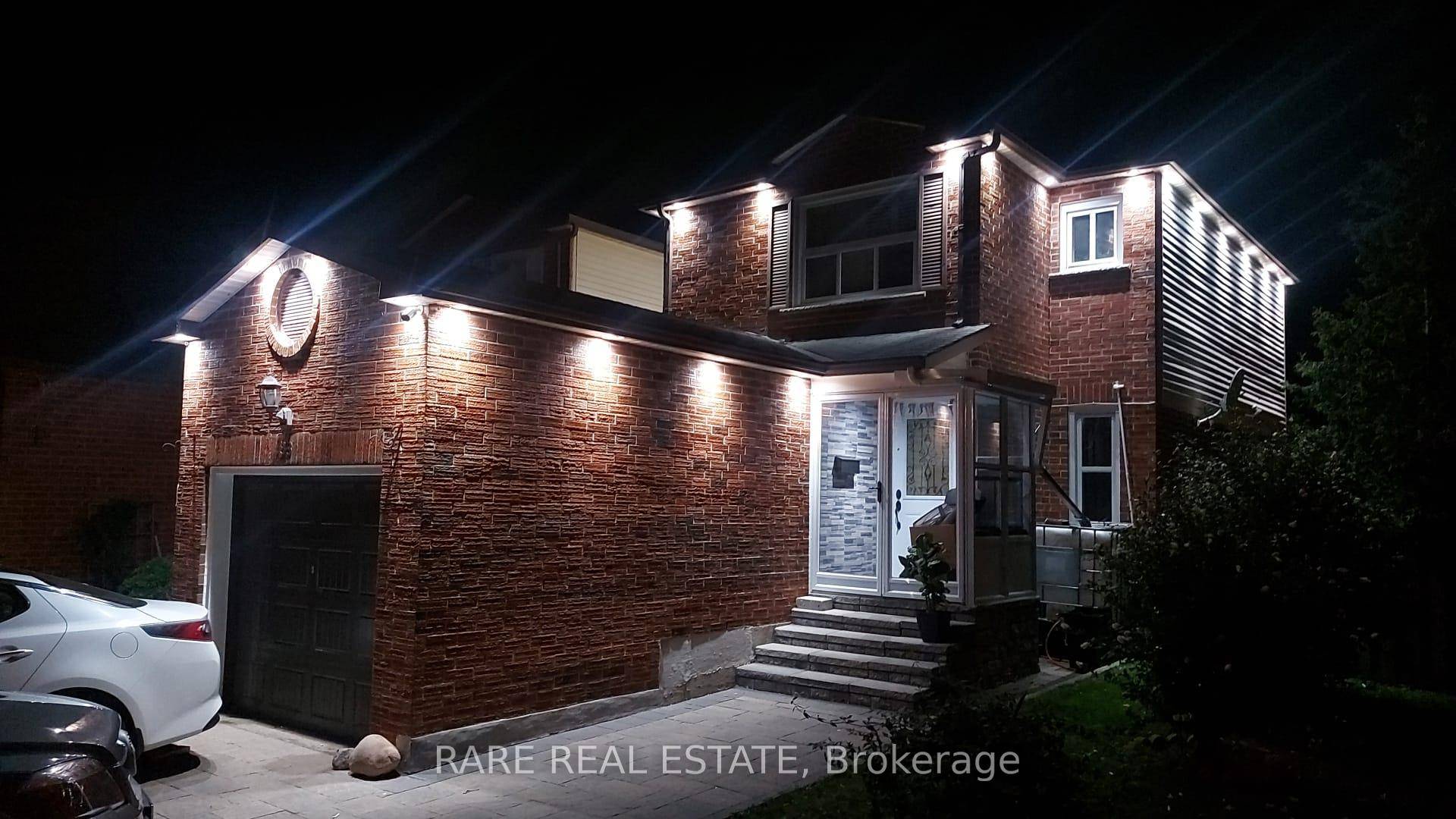 Stunning 3 Bedroom Beautiful House In A Corner Large Lot.