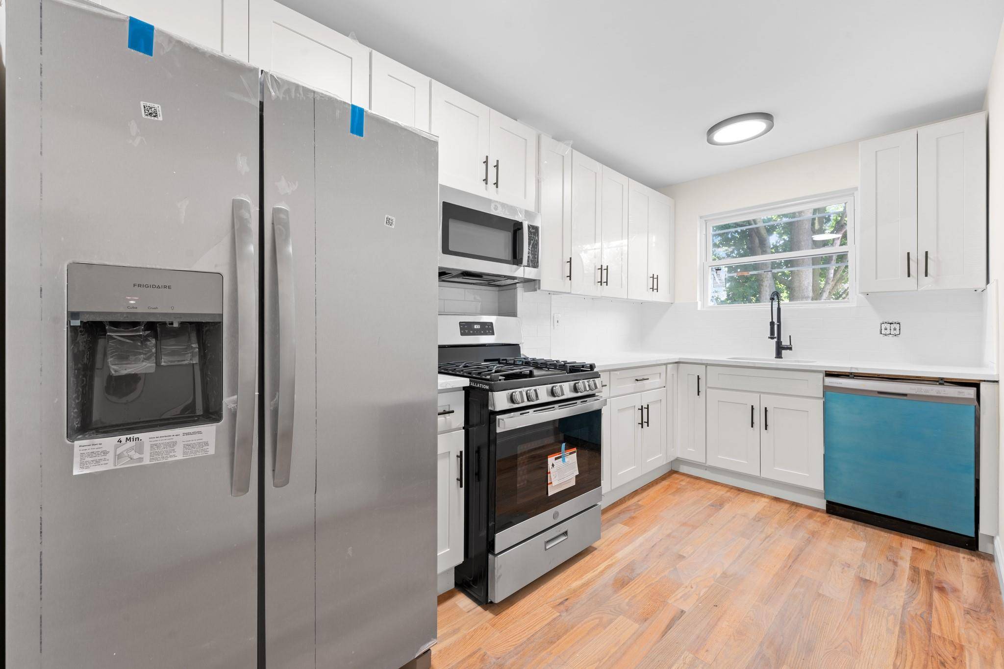 Situated on a quiet, tree lined, residential street of Saint Albans, 189 14 114th Road is a newly renovated, turn key move in ready single family brick townhouse.