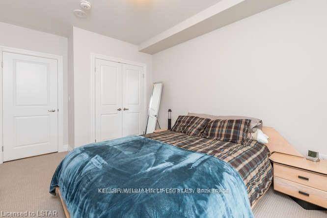 Welcome Home ! Come enjoy the contemporary 2 bedroom plus den and 2 bathroom condo in one of the premiere buildings in North London.