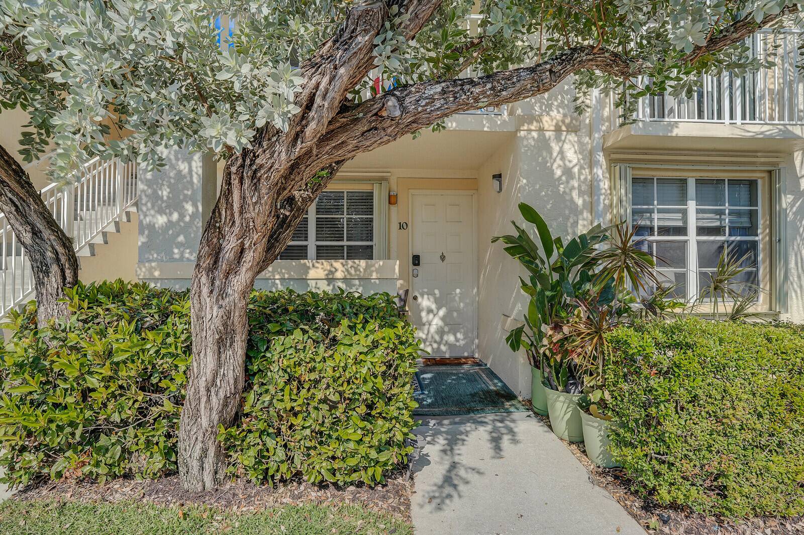 Come see this beautifully updated 2 Bedroom, 2 Bath End Unit Condo in an Amazing Location !