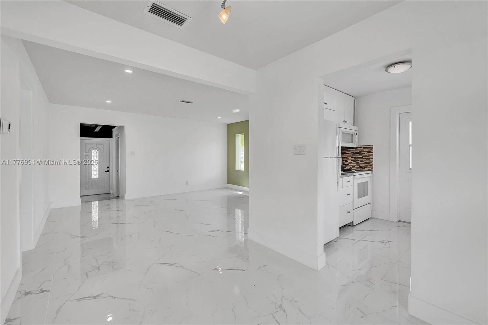 Motivated To Sell ! Hot Investment Opportunity Fully Remodeled Duplex with 11 Potential Airbnb Return Don't miss out on this incredible chance to own a profitable Airbnb property !
