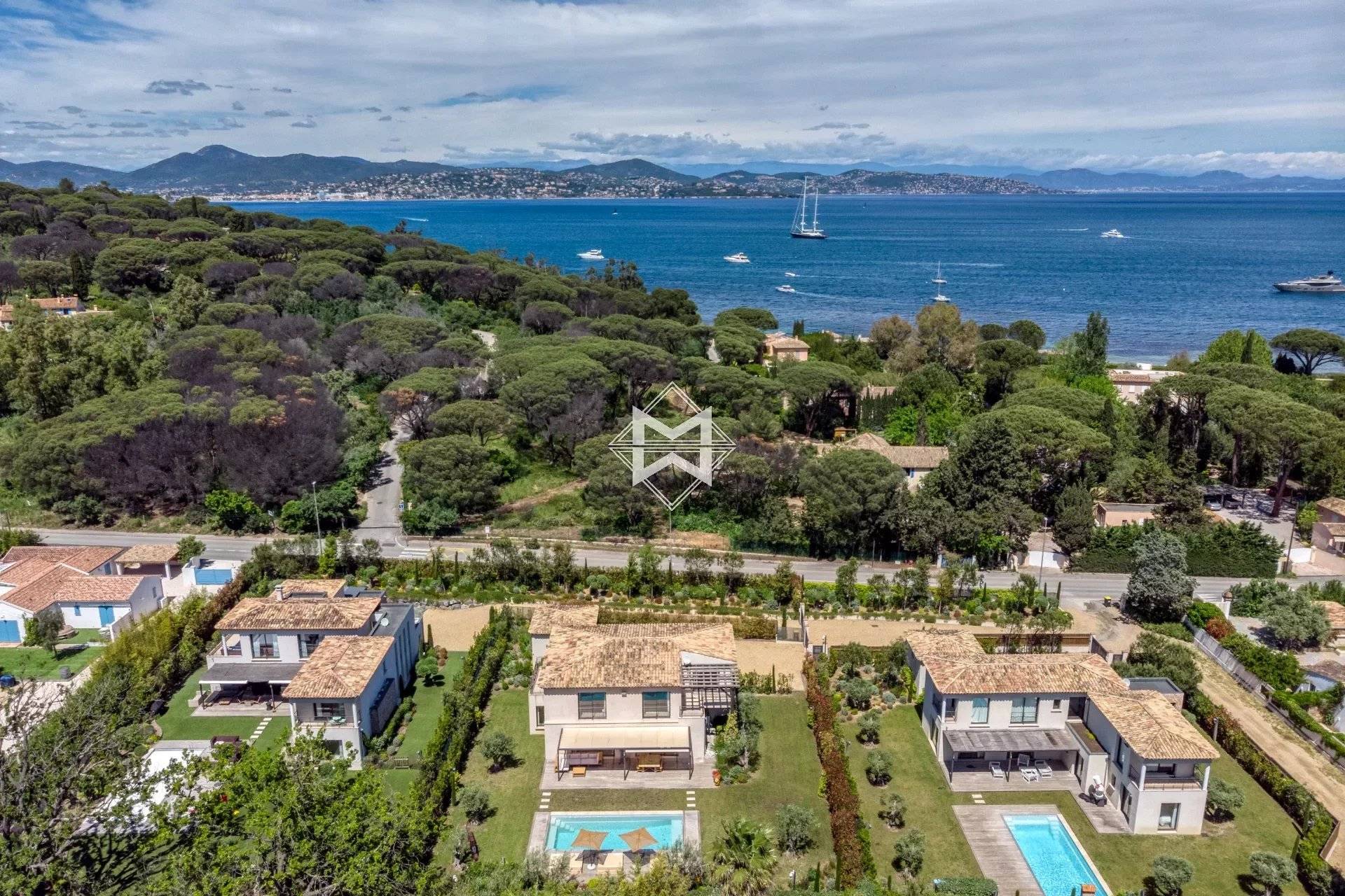 Between the beaches and the village of Saint Tropez