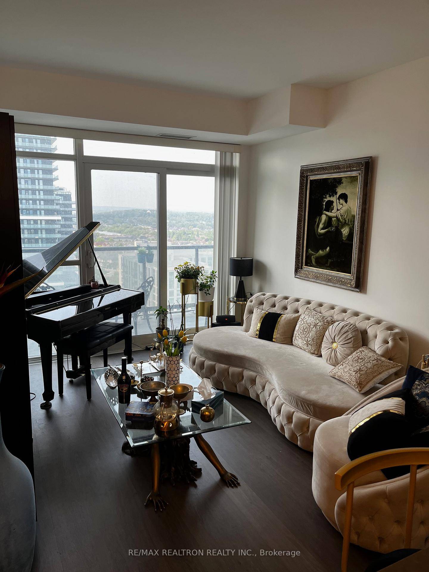 This Amazing ! Bright and Spacious two bedroom Den with a beautiful view from 19th floor.