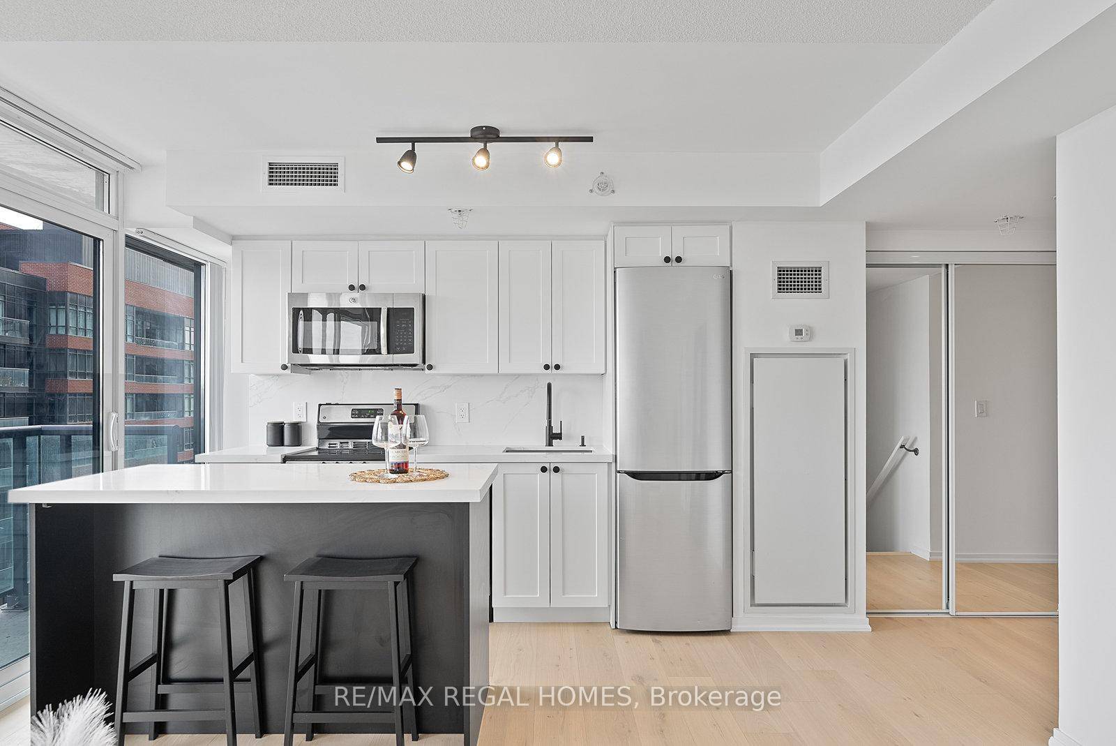 Live in Queen West in this unique, light and bright, modern 1 Bed Den with sought after floor plan.
